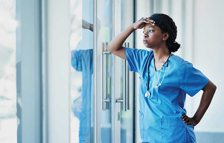 Mais mulheres estão sofrendo com burnout no trabalho